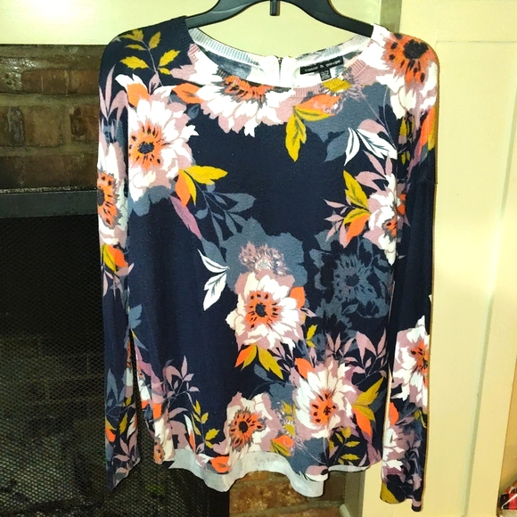 Cable & Gauge Tops - 💲3 for $20💲Cable & Gauge XL Navy Floral LS Lightweight HiLo Sweater